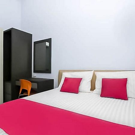 Reddoorz Near Stasiun Lawang Hotell Exteriör bild